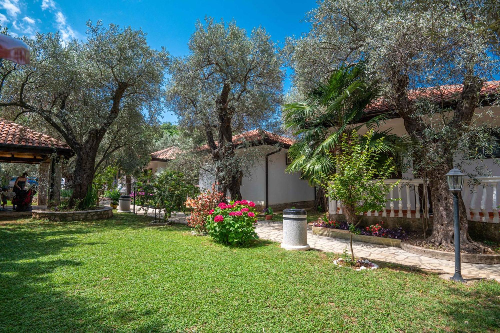 President Bungalows And Apartments Utjeha Exterior photo
